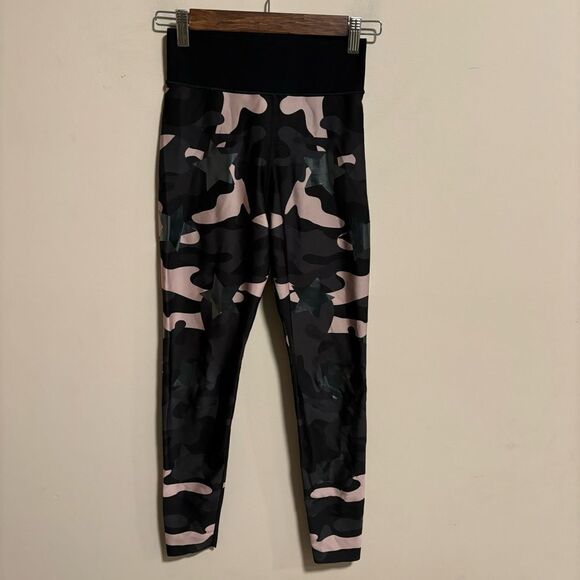 Ultracor Camo Collegiate Legging in Blush Patent Nero Pink Camo- Size Medium - Picture 4 of 9
